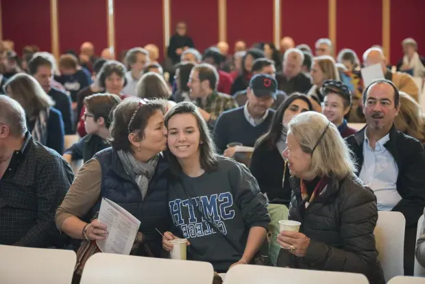 Student and their family at an assembly during 家庭周末.