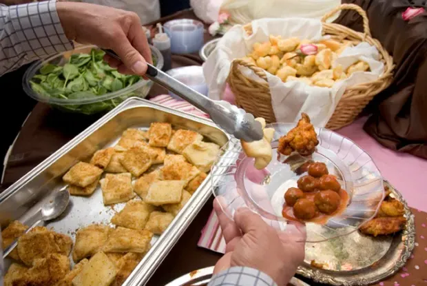 Making selections from a buffet table